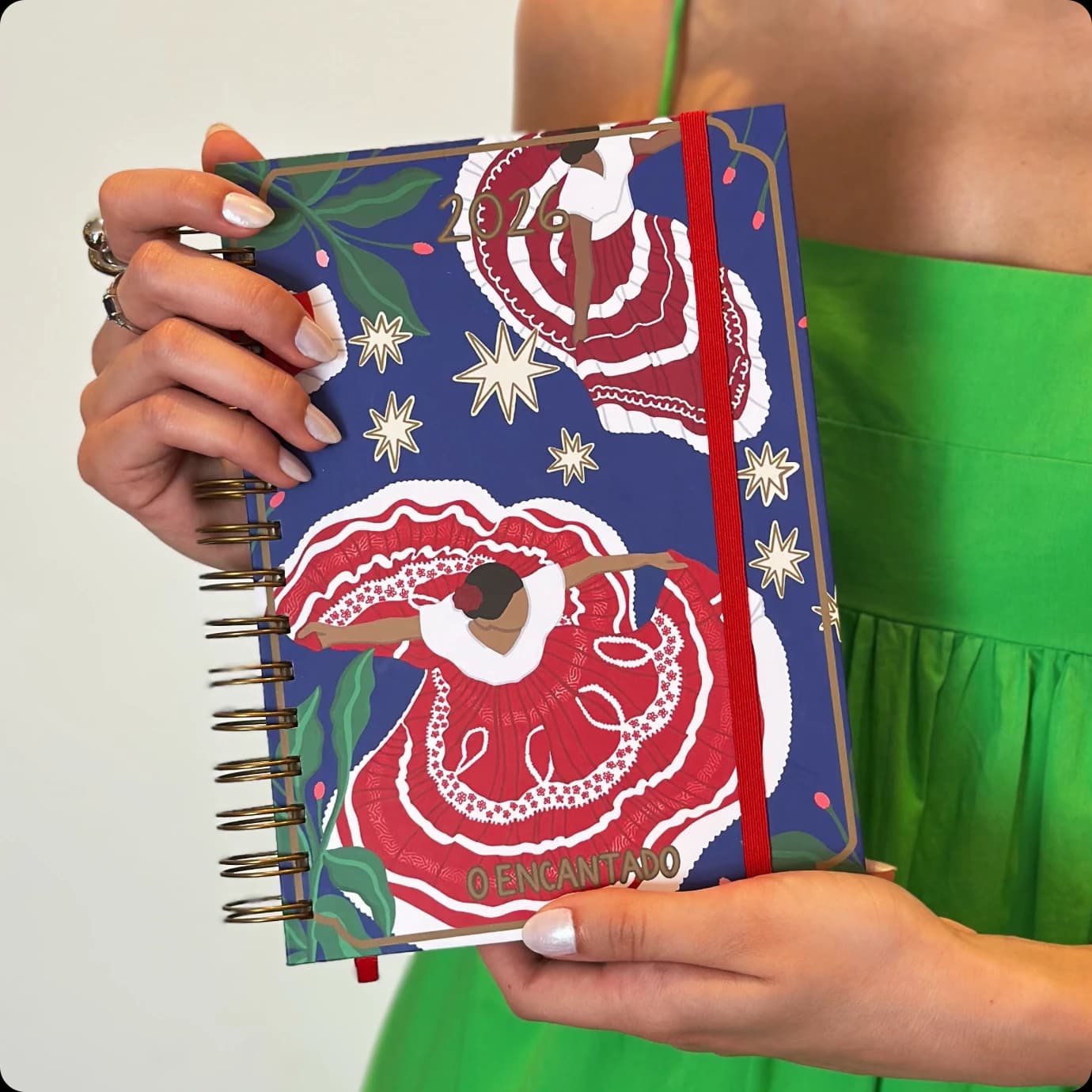 Caderno O Encantado Floral com capa azul e vermelha